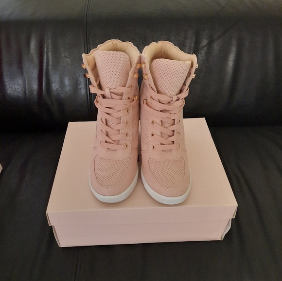 Light mauve faux suede wedge heel sneakers - Picture 2 of 4